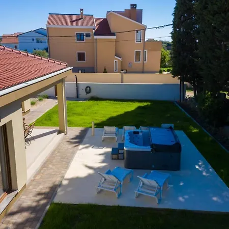 Brand New, Modern House With A Jacuzzi