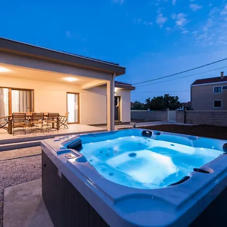 Brand New, Modern House With A Jacuzzi Prázdninový dům