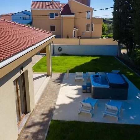 Brand New, Modern House With A Jacuzzi *