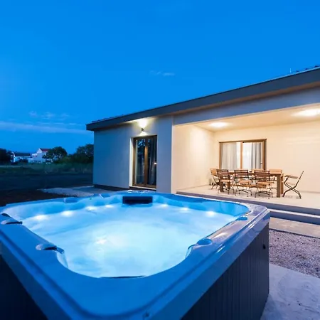 Brand New, Modern House With A Jacuzzi Prázdninový dům