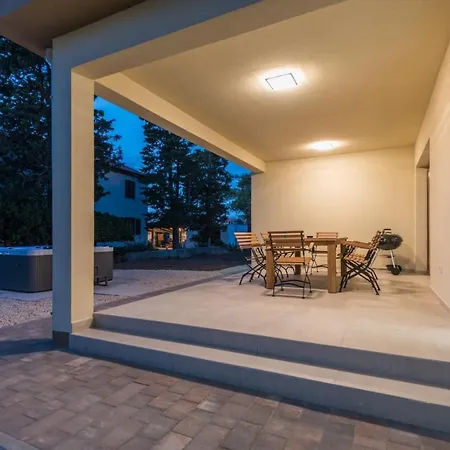 Brand New, Modern House With A Jacuzzi Prázdninový dům