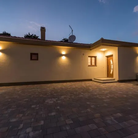 Brand New, Modern House With A Jacuzzi