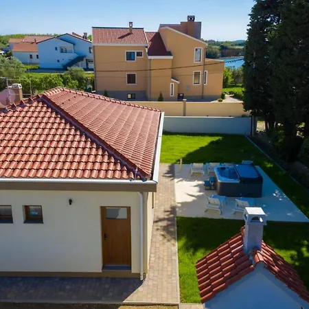 Prázdninový dům Brand New, Modern House With A Jacuzzi